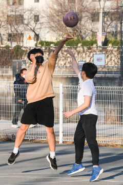 [포토뉴스] 따뜻한 날씨에 가벼운 옷차림으로 농구