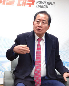 홍준표 대구시장, 新공항법·예산 도움 강대식·이인선에 