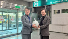 고향사랑 기부제 경북 1호 고액기부자 이정길 배우, 150만원 상당 도자기 답례품으로 받아
