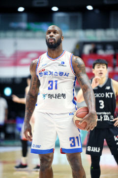'할로웨이 IN-이대헌 OUT' 가스公, KT전 접전 끝 84-88 패배