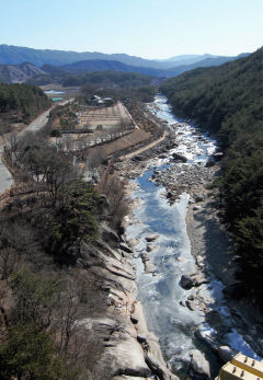 [주말&여행] 경남 거창 수승대…텅 빈 하늘 가로지르는 길이 240m 출렁다리…발 아래는 '한낮 은하수'