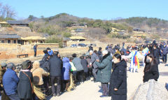 [포토뉴스] “영차영차~” 경주 양동마을 정월대보름 줄다리기