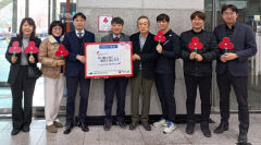 대구 무태조야동 지역사회보장協, 유니버시아드레포츠센터 '착한가게' 현판 전달