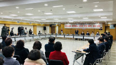 ``부지 매각 반대, 원안 추진`` vs ``부지 일부 매각해 조속 건립해야``