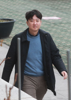 SNS로 지원사격하고 라디오 인터뷰…이준석 전 대표의 심상치 않은 행보