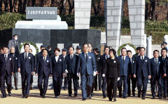 [포토뉴스] 2·28 민주운동 기념탑 참배한 한덕수 국무총리