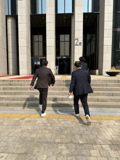 조현일 경산시장·윤두현 의원, 운동화 신고 국회 방문한 이유는?