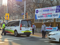 대구 동부서, 등굣길 '차량신호 적색등 우회전 일시정지' 홍보 나서