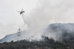 [포토뉴스] 대구 앞산 산불 발생…소방헬기 진화중