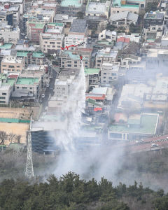 [포토뉴스] 대구 대덕문화전당 인근 앞산 산불 발생…진화 중