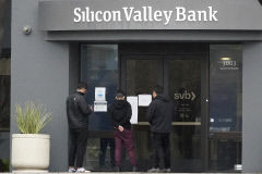 SVB 도덕적 해이…폐쇄前 전직원 보너스, CEO는 지분 매각