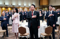 재일동포 만나 격려한 尹, 동포들 