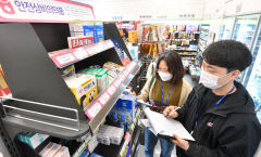 [포토뉴스] 편의점 판매 의약품 점검 나선 대구 중구청