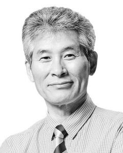 [강준만의 易地思之] 왜 '중도'를 위한 '밥그릇 싸움'은 없나