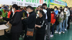 영주시·영주국유림관리소, 식목일 맞아 나무 나눠주기