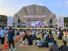 경북 상주 '비박페스티벌'…벚꽃 나무 아래젊음의 비박 향연