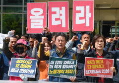 [포토뉴스] 최저임금 24.7% 인상 촉구하는 대구경북지역 시민단체들