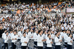 [포토뉴스] 4년 만에 마스크 없는 부활절