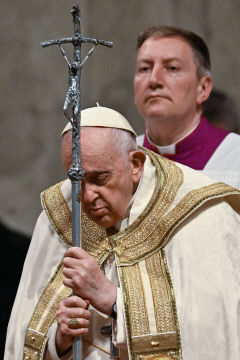 부활절 전야에 돌아온 교황…휠체어 타며 미사 집전