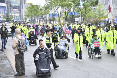 [포토뉴스] 대구 달구벌대로 점거하고 권리 확대 요구하는 대구지역 장애인들