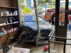 50대 여성 몰던 차량 동물병원 돌진…10대 포함 2명 부상