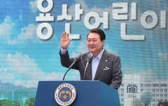 윤 대통령·김 여사 아이들과 '용산어린이정원' 첫 입장…