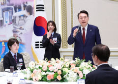 尹대통령 7연패 달성한 국제장애인기능올림픽 선수단과 오찬 갖고 격려
