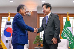 [포토뉴스] 대구에서 만난 홍준표와 이재명