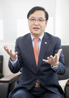 다자녀 가구 기준 3→2명 완화, 전직 대통령 기념사업 지원