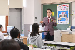 임종식 교육감, 안동여고 1일 교사로 나서