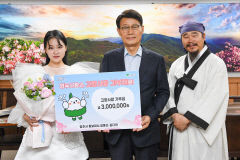 김봉곤·김다현 부녀, 영주시에 고향사랑기부금 300만원 전달