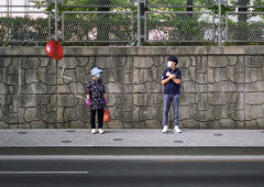 아침 8시 길거리에 보이는 빨간 풍선의 의미는?