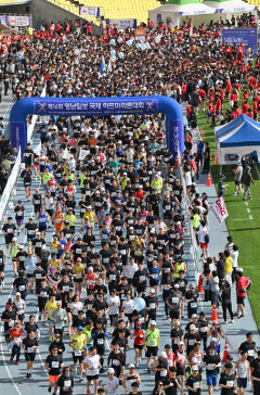 [포토뉴스]제16회영남일보국제하프마라톤대회, 10km 출전선수들 힘찬 출발