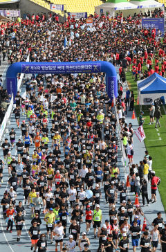 [포토뉴스] 제16회영남일보국제하프마라톤대회, 10km 출전선수들 힘찬 출발