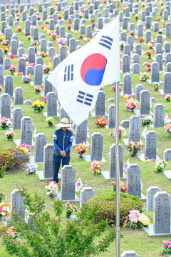 [포토뉴스] 호국영령을 기리며 묵념