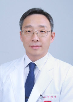 경북대병원 신경외과 박재찬 교수, 눈썹 절개 뇌동맥류 수술 1천례 달성