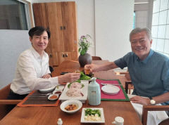 3년 반 만에 文 만난 조국…총선 출마설도 '재점화'
