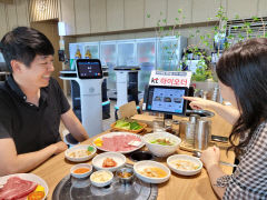 요식업계 대세 '테이블주문시스템과 서빙로봇 시스템'　…출시 한달새 TK에 1600대 보급