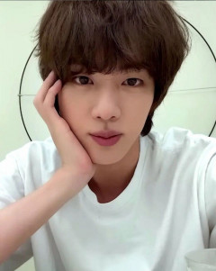 방탄소년단(BTS) 진,  '무대 직캠이 기대되는 아이돌' 1위…'유어스' 1억 4000만 스트리밍 돌파