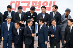 [포토뉴스] 김진열 군위군수와 작별 악수하는 이철우 경북도지사