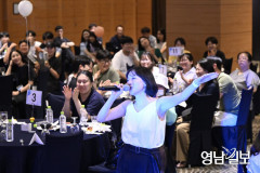 [포토뉴스] 2023 달빛소나기에서 열창하는 송미해밴드