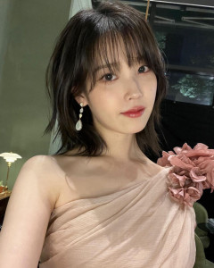 아이유, 극과극 스타일로 매력 과시
