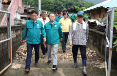 예천 산사태 현장 찾은 윤재옥 