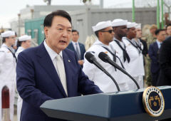尹대통령, 미국 핵잠수함 올라… 
