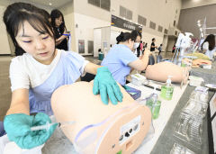 [포토뉴스] 대구 진로진학박람회에서 근육주사 체험하는 학생들
