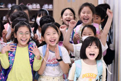 [포토뉴스] 와~ 방학이다!!!