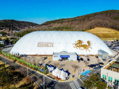 경주 스마트 에어돔, 장마와 불볕더위에 시원한 축구장으로 '주목'