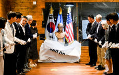 [포토뉴스] 어린이들의 성금으로 제작된 워커장군 흉상 제막