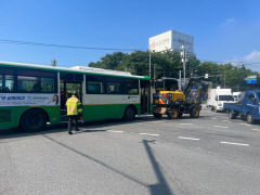 구미에서 시내버스와 포크레인 추돌, 14명 다쳐