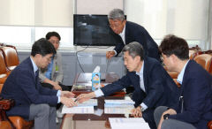 포항시, 내년 국비 확보 잰 걸음…이강덕 시장, 기재부 2차관 만나 현안사업 지원 건의